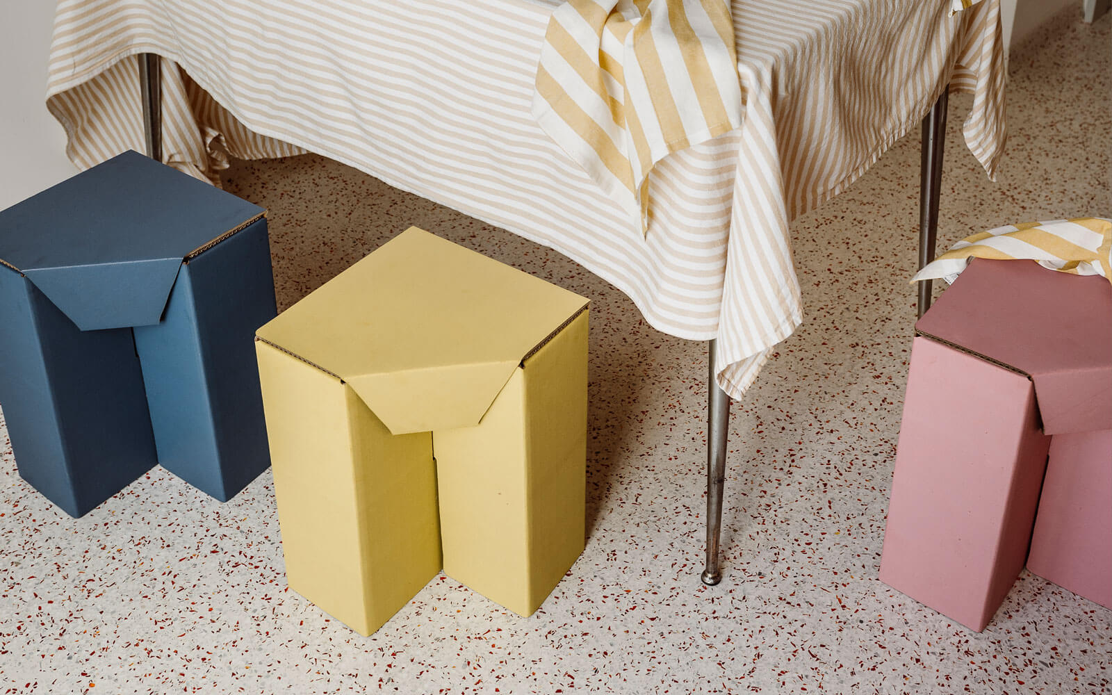 ROOM IN A BOX Hocker in rosa, gelb und blau